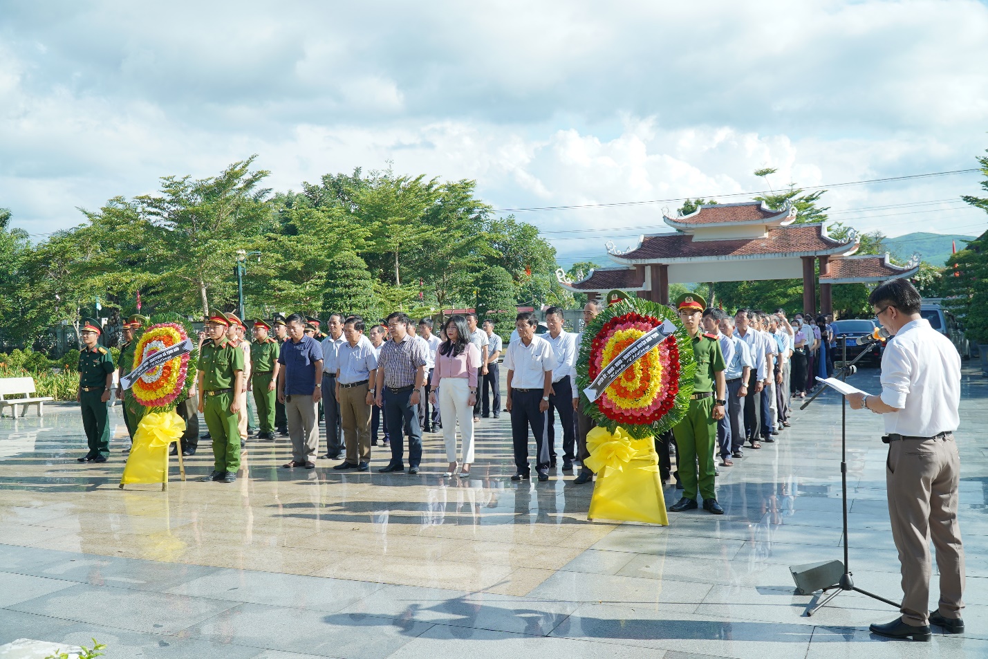 Sơn Tịnh tổ chức lễ viếng, dâng hương tại Đền tưởng niệm liệt sỹ huyện