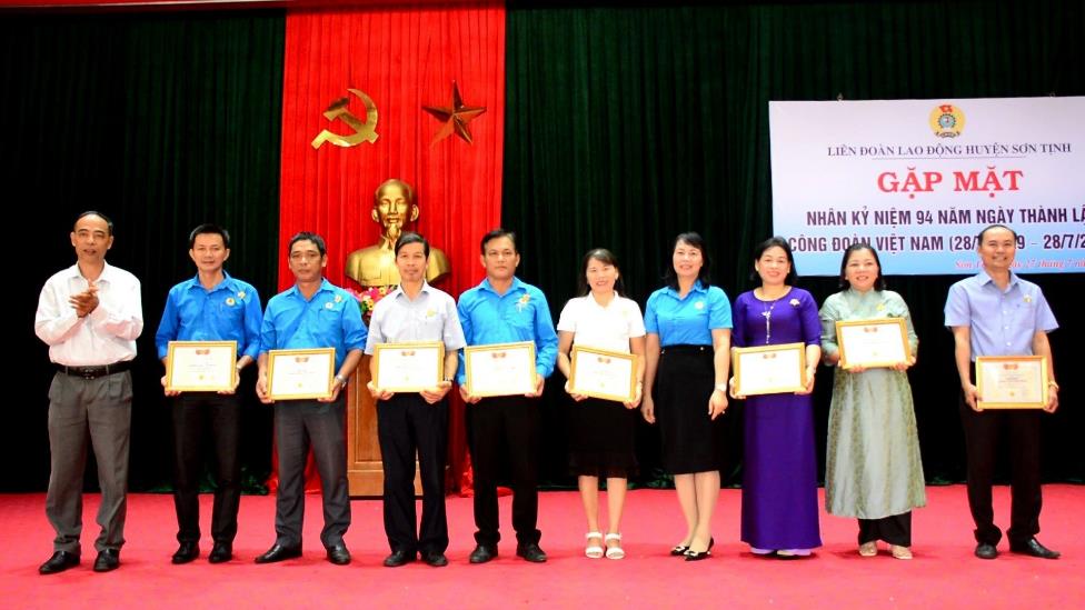 Liên đoàn Lao động huyện Sơn Tịnh trao kỷ niệm chương Vì sự nghiệp công đoàn năm 2023 và trao thưởng Cuộc thi ảnh