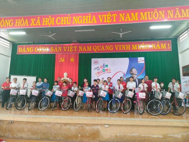 Tặng 10 chiếc xe đạp cho 10 em học sinh có hoàn cảnh khó khăn ở huyện Sơn Tịnh
