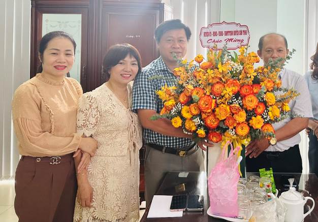 Phó Bí thư thường trực Huyện ủy thăm Ban Tuyên giáo Huyện ủy nhân kỷ niệm 93 năm Ngày truyền thống ngành Tuyên giáo