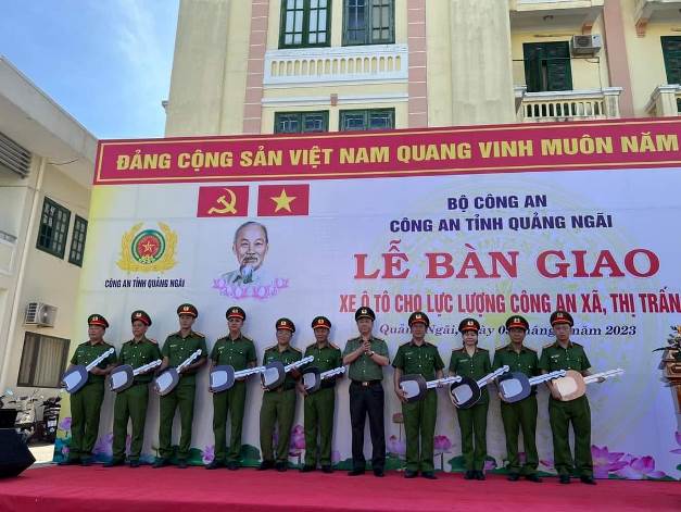 Sơn Tịnh tiếp nhận 5 xe ô tô từ Công an tỉnh Quảng Ngãi