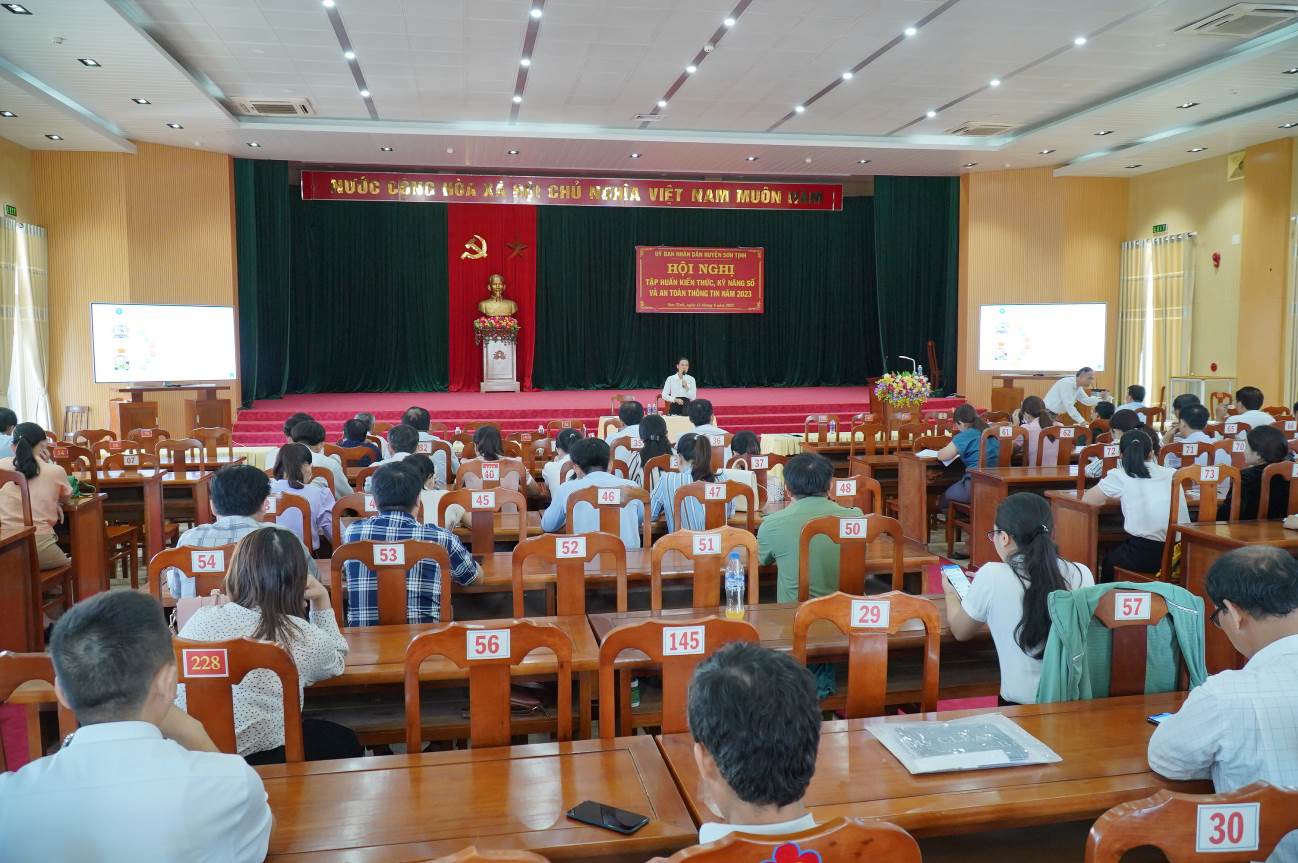 Sơn Tịnh tổ chức hội nghị tập huấn kiến thức, kỹ năng số và an toàn thông tin năm 2023