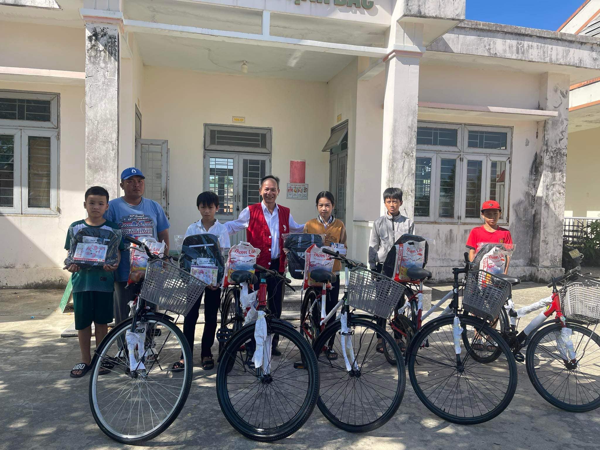 Trao tặng 5 xe đạp cho học sinh có hoàn cảnh đặc biệt khó khăn ở xã Tịnh Bắc