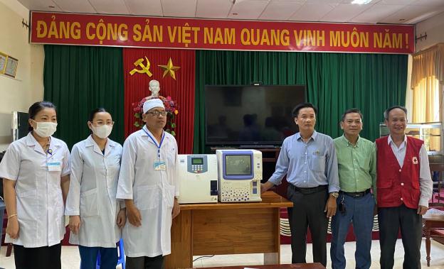 Trao tặng 01 máy Phân tích điện giải và 01 máy xét nghiệm huyết học cho Trung tâm Y tế huyện Sơn Tịnh