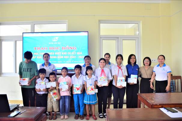 Hội LHPN huyện Sơn Tịnh trao 11 suất học bổng cho học sinh nghèo nhân dịp bước vào năm học mới
