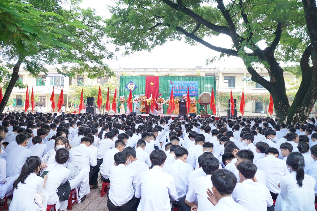 Đồng chí Nguyễn Hoàng Hiệp – Phó Bí thư Thường trực Huyện ủy, Chủ tịch HĐND huyện dự Lễ Khai giảng năm học mới tại Trường THPT Ba Gia