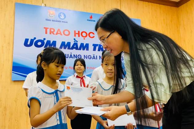 Dự án Khí Lô B trao 20 suất học bổng cho học sinh có hoàn cảnh khó khăn huyện Sơn Tịnh