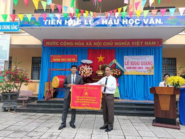 Đồng chí Lê Văn Thảo – Phó Chủ tịch Thường trực UBND huyện dự lễ khai giảng tại trường THCS Tịnh Thọ