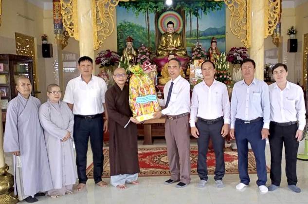 UBND huyện Sơn Tịnh thăm Ban trị sự giáo hội Phật giáo huyện nhân dịp Lễ Vu lan năm 2023