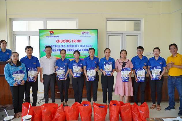 Tỉnh đoàn Quảng Ngãi tổ chức chương trình tặng quà cho cán bộ đoàn tại huyện Sơn Tịnh