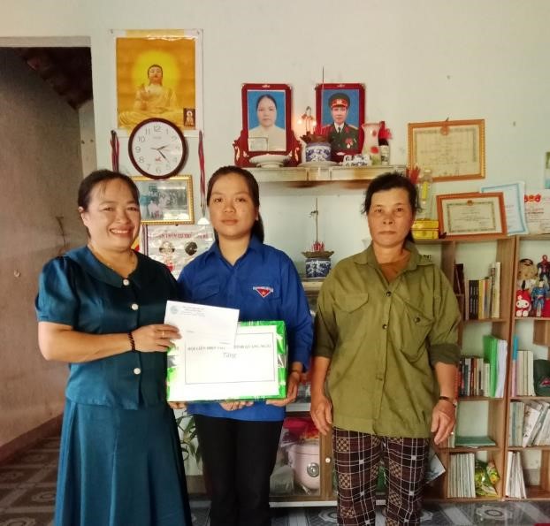 Hội LHPN huyện Sơn Tịnh thăm, tặng quà cho học sinh mồ côi, có hoàn cảnh đặc biệt khó khăn trên địa bàn huyện