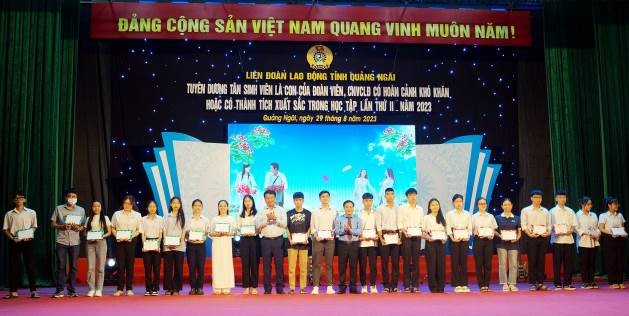 Sơn Tịnh có 16 tân sinh viên được LĐLĐ tỉnh Quảng Ngãi tuyên dương