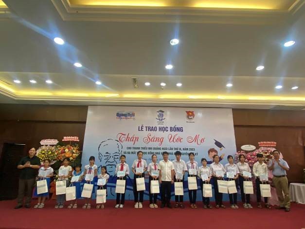 Nhóm những người bạn Quảng Ngãi tại TP. Hồ Chí Minh trao tặng 15 suất học bổng cho thanh thiếu nhi tại huyện Sơn Tịnh