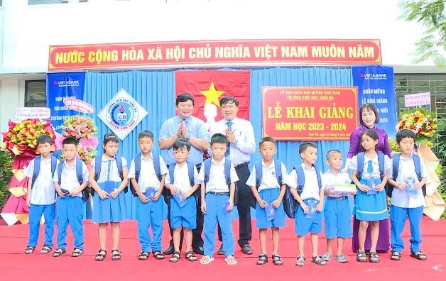 Đồng chí Bùi Đức Thọ - Phó Chủ tịch Ủy ban MTTQVN tỉnh Quảng Ngãi trao quà tại trường tiểu học Tịnh Hà