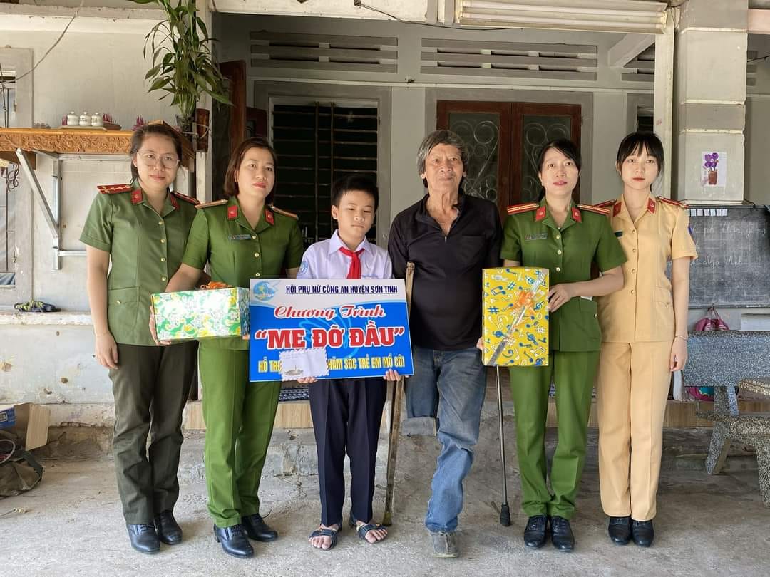 Hội Phụ nữ Công an huyện Sơn Tịnh thực hiện chương trình Mẹ đỡ đầu