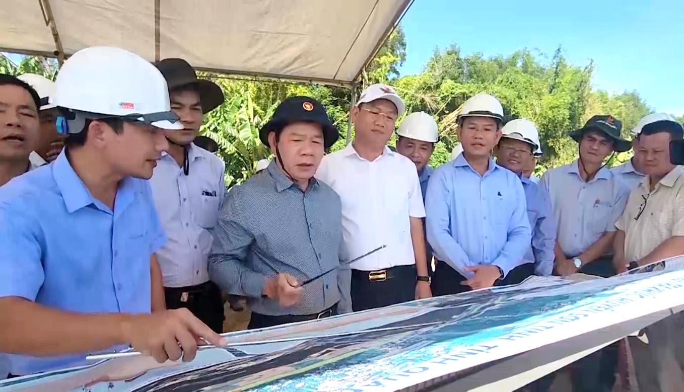 Chủ tịch UBND tỉnh Đặng Văn Minh kiểm tra tiến độ thực hiện dự án kè chống sạt lở bờ Bắc sông Trà Khúc đoạn qua huyện Sơn Tịnh