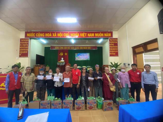 Hội Chữ thập đỏ huyện Sơn Tịnh trao 50 suất quà cho người nghèo tại xã Tịnh Hà