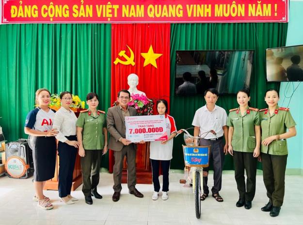 Hội Phụ nữ Công an tỉnh Quảng Ngãi cùng Công ty AIA Platinum Quảng Ngãi nhận đỡ đầu trẻ em mồ côi xã Tịnh Đông
