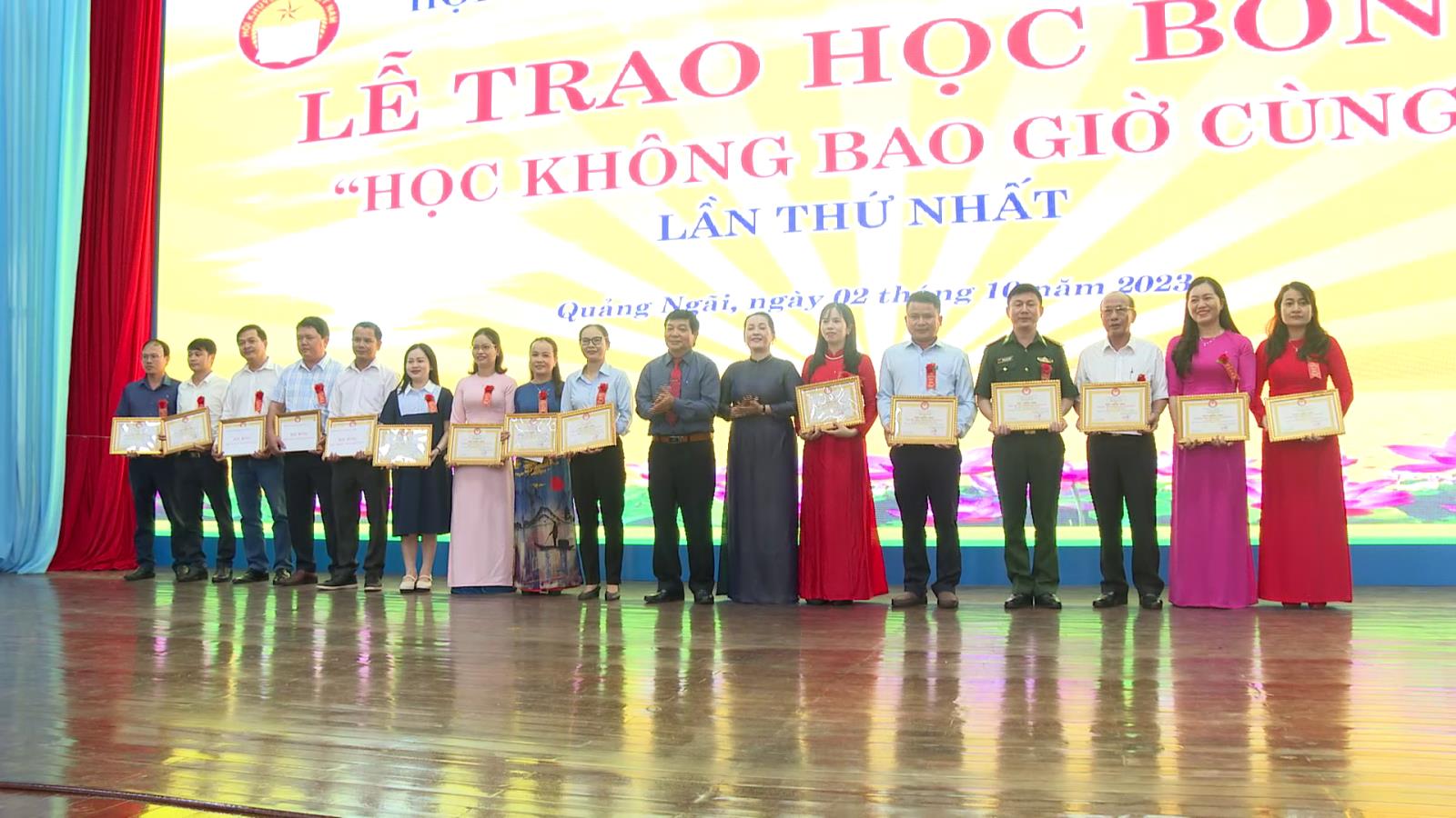 Huyện Sơn Tịnh có 4 cá nhân được nhận học bổng “Học không bao giờ cùng” của Hội Khuyến học tỉnh Quảng Ngãi