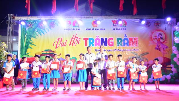 Huyện đoàn Sơn Tịnh tổ chức vui hội trăng rằm tại xã Tịnh Bình
