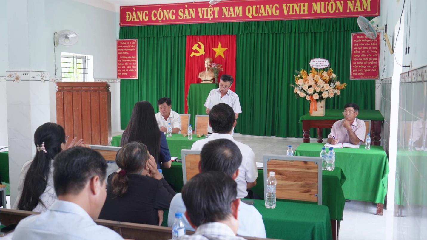 Bí thư Tỉnh ủy Bùi Thị Quỳnh Vân dự sinh hoạt tại Chi bộ thôn Hà Trung, xã Tịnh Hà