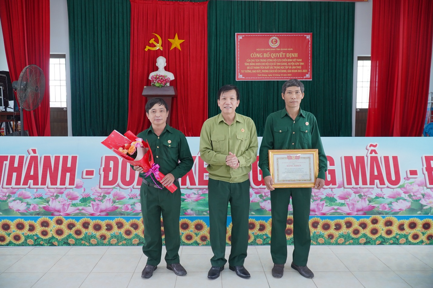 Trao Bằng khen của Trung ương Hội Cựu chiến binh Việt Nam cho Hội Cựu chiến binh xã Tịnh Giang