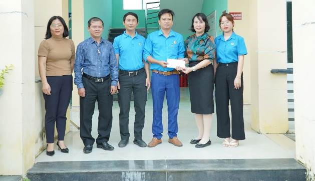 Công đoàn khu kinh tế Dung Quất và các khu công nghiệp tỉnh tặng quà đoàn viên khó khăn huyện Sơn Tịnh