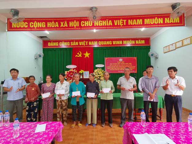 Ủy ban MTTQVN huyện Sơn Tịnh trao 110 suất quà cho hộ nghèo tại ngày hội đại đoàn kết năm 2023