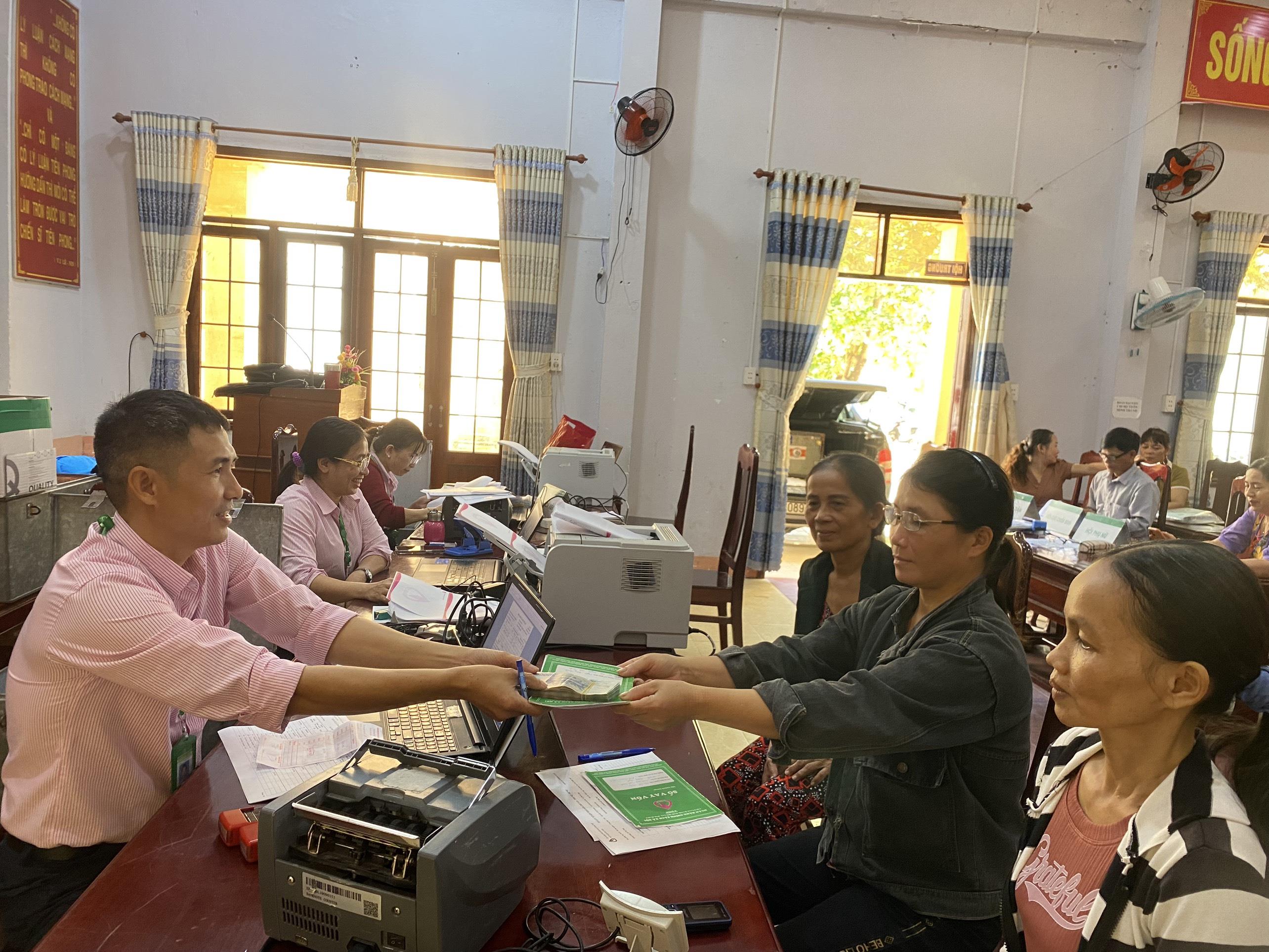 Ngân hàng Chính sách xã hội huyện Sơn Tịnh tiếp tục giải ngân cho vay chương trình tín dụng ưu đãi theo Nghị quyết số 11/NQ-CP của Chính phủ
