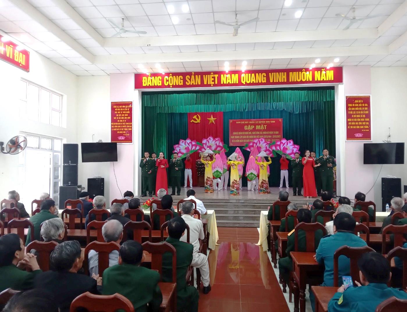 Ban CHQS huyện Sơn Tịnh gặp mặt cán bộ quân đội nghỉ hưu, nghỉ công tác nhân Ngày thành lập Quân đội nhân dân Việt Nam