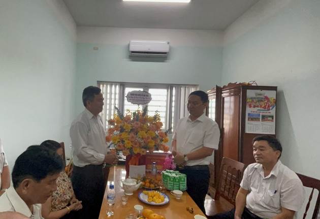 Bí thư Huyện ủy Sơn Tịnh thăm và chúc mừng Hội Cựu chiến binh huyện nhân kỷ niệm 34 năm Ngày thành lập Hội Cựu chiến binh Việt Nam