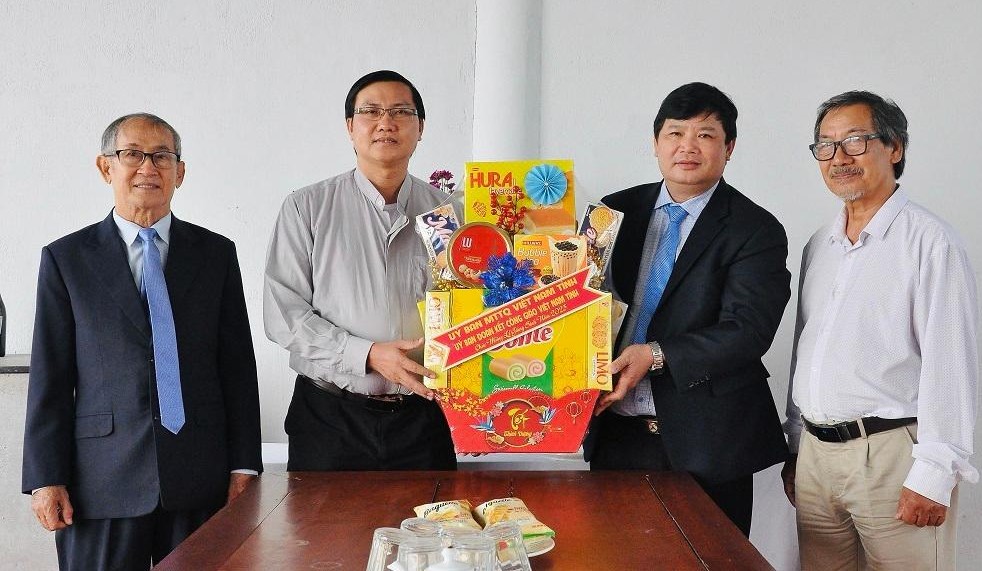 Ủy ban MTTQ Việt Nam tỉnh đến thăm Giáo xứ Cù Và, xã Tịnh Giang nhân dịp lễ Giáng sinh năm 2023