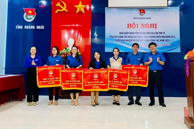 Huyện đoàn Sơn Tịnh được Tỉnh đoàn Quảng Ngãi tặng Cờ thi đua đơn vị xuất sắc trong công tác đoàn và phong trào thanh thiếu nhi năm 2023