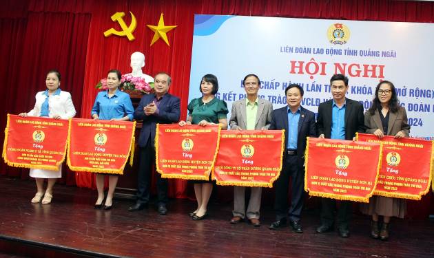 LĐLĐ huyện Sơn Tịnh được LĐLĐ tỉnh tặng Cờ thi đua đơn vị xuất sắc trong phong trào thi đua năm 2023
