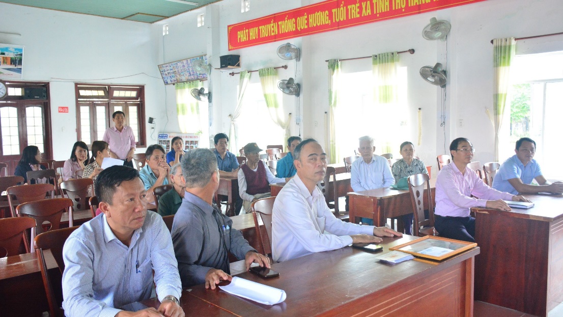Phòng giao dịch Ngân hàng Chính sách xã hội huyện Sơn Tịnh tặng quà Tết cho gia đình chính sách tại xã Tịnh Thọ