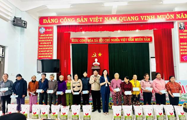 Bí thư Tỉnh ủy Bùi Thị Quỳnh Vân trao quà Tết cho người nghèo tại xã Tịnh Giang