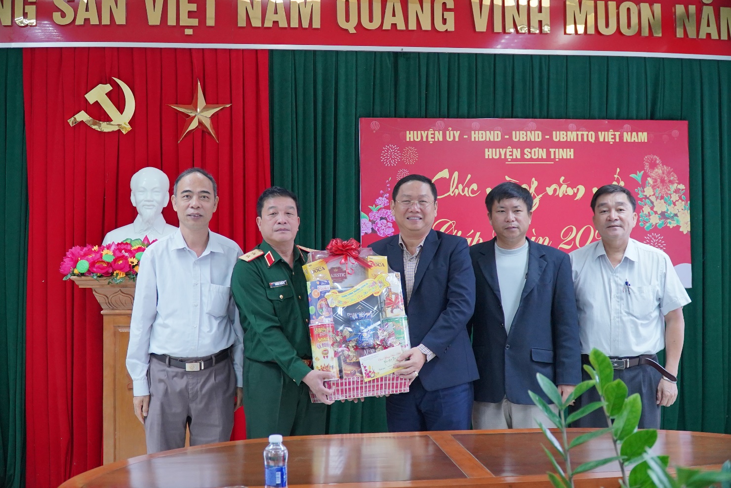 Trung tướng Trương Thiên Tô cùng Đoàn công tác của Bộ tư lệnh Quân khu V thăm, chúc Tết tại huyện Sơn Tịnh