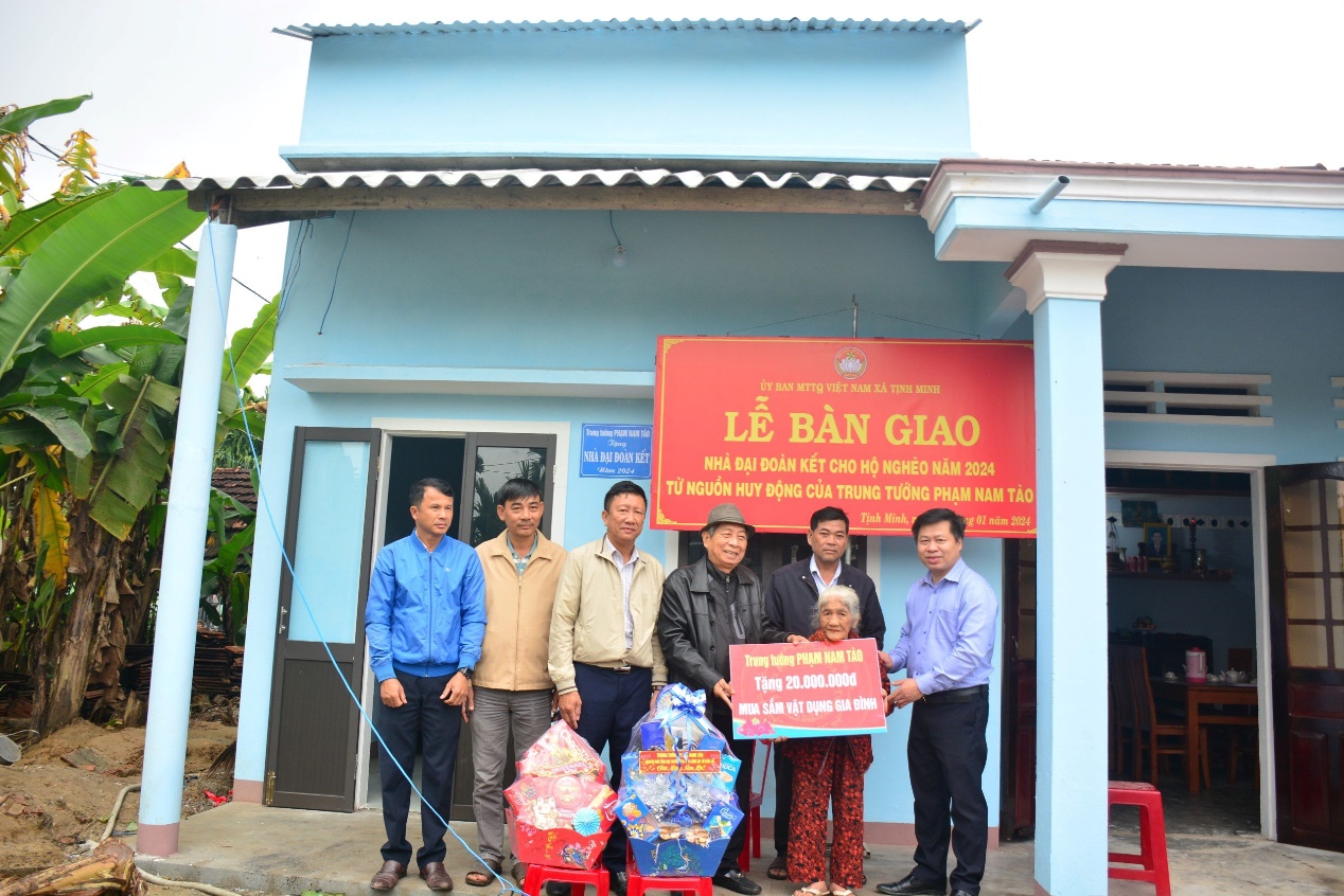 Trung tướng Phạm Nam Tào trao tặng Nhà Đại đoàn kết cho 2 hộ nghèo tại huyện Sơn Tịnh