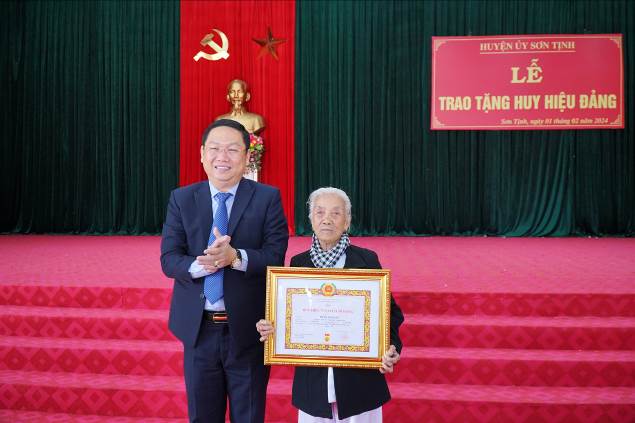 Huyện ủy Sơn Tịnh trao tặng Huy hiệu Đảng cho 61 đảng viên