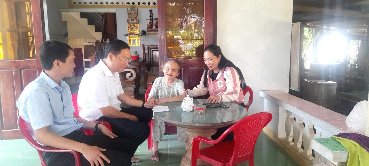 Bí thư Huyện ủy Sơn Tịnh Nguyễn Công Hoàng thăm, chúc tết và tặng quà cho Mẹ Việt Nam anh hùng