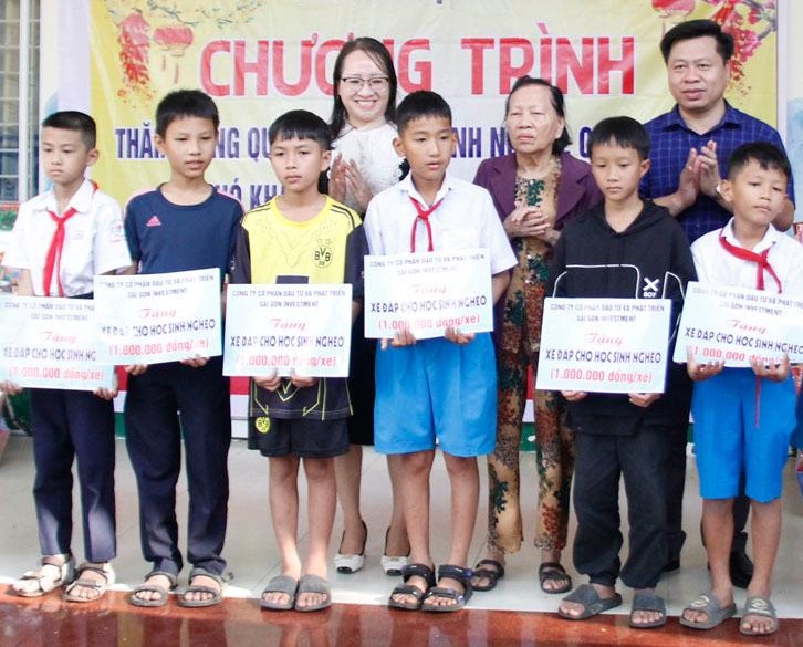 Trao tặng quà Tết cho hộ nghèo và học sinh có hoàn cảnh khó khăn tại xã Tịnh Thọ