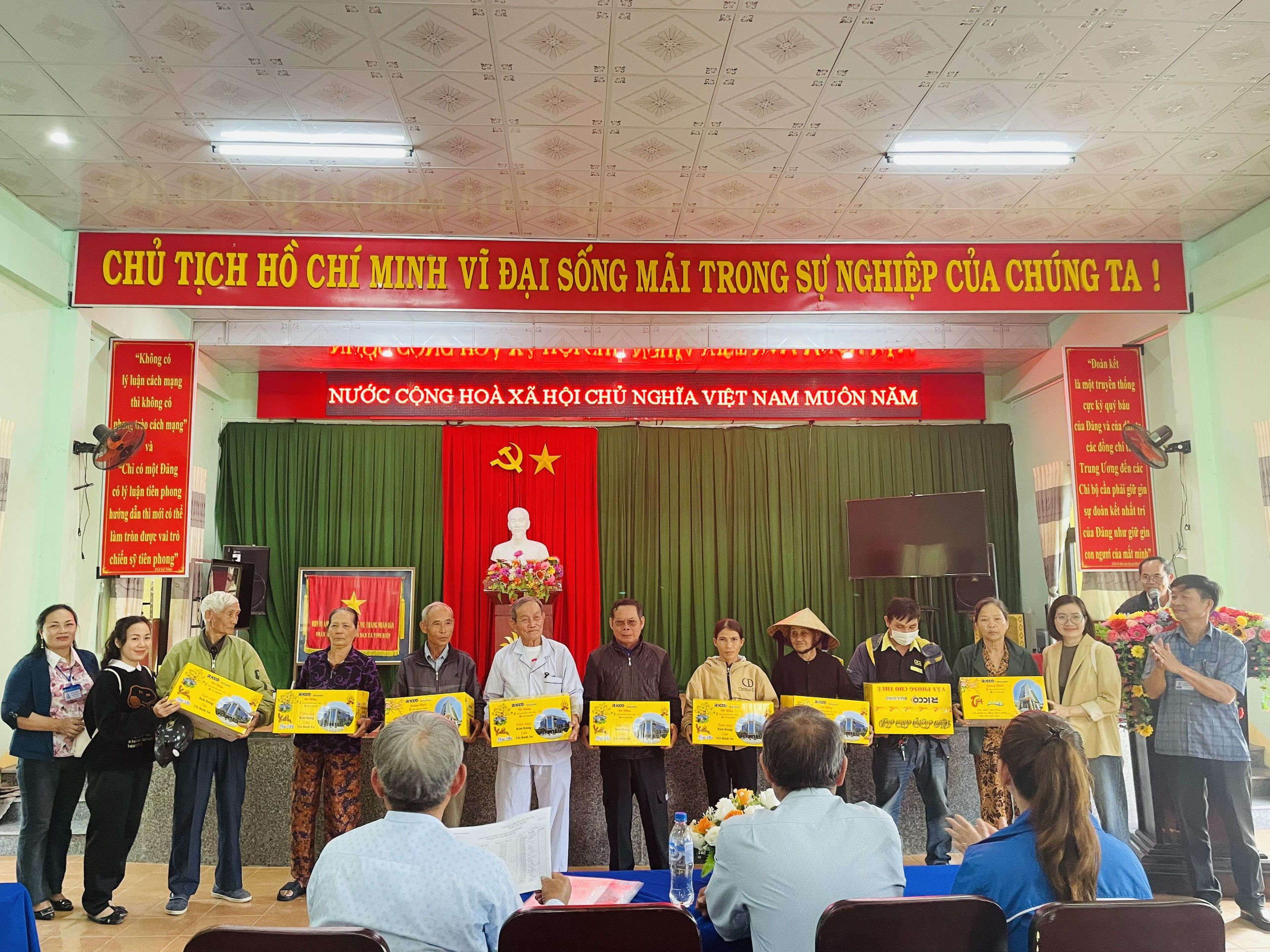 Công ty Cổ phần Đường Quảng Ngãi trao tặng 130 suất quà Tết Giáp Thìn năm 2024 tại huyện Sơn Tịnh