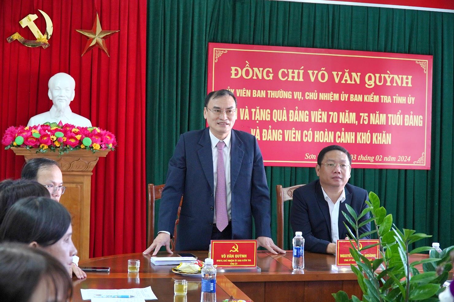Đồng chí Võ Văn Quỳnh – UVBTV, Chủ nhiệm UBKT Tỉnh ủy tặng quà cho đảng viên khó khăn tại huyện Sơn Tịnh