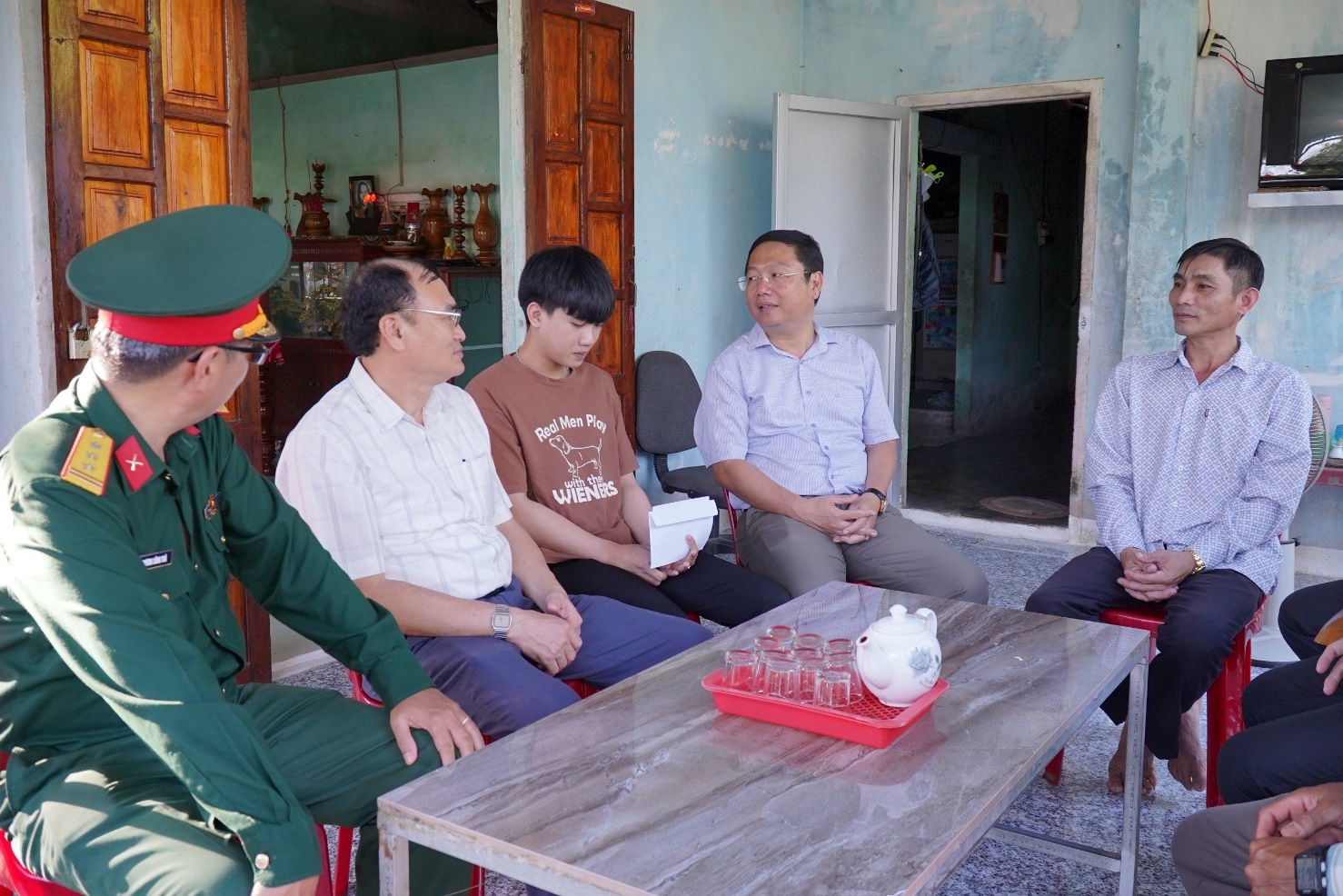 Chủ nhiệm Ủy ban Kiểm tra Tỉnh ủy Võ Văn Quỳnh thăm, tặng quà, động viên thanh niên huyện Sơn Tịnh trúng tuyển nghĩa vụ quân sự năm 2024