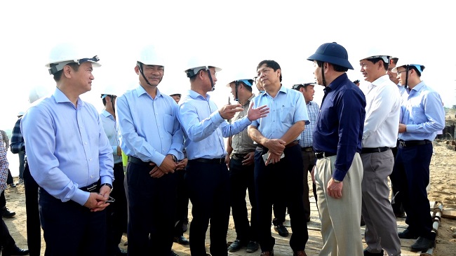 Chủ tịch UBND tỉnh Đặng Văn Minh kiểm tra, đôn đốc tiến độ thi công Dự án Cầu Trà Khúc 3