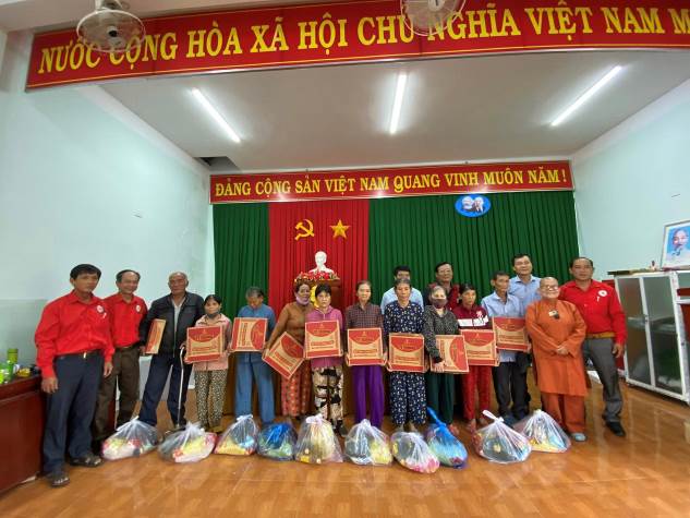 Hội Chữ thập đỏ huyện Sơn Tịnh trao tặng 100 suất quà cho hộ nghèo tại 2 xã Tịnh Sơn và Tịnh Hà