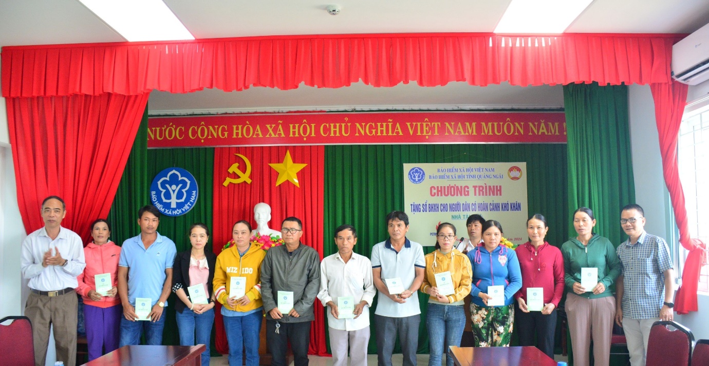 Trao tặng 30 sổ BHXH cho người dân có hoàn cảnh khó khăn ở huyện Sơn Tịnh