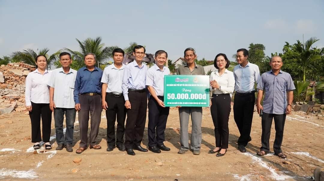 Trao kinh phí hỗ trợ xây dựng nhà ở cho người có công với cách mạng ở xã Tịnh Sơn