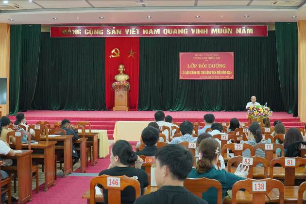 Sơn Tịnh khai giảng lớp bồi dưỡng lý luận chính trị dành cho đối tượng đảng viên mới năm 2024