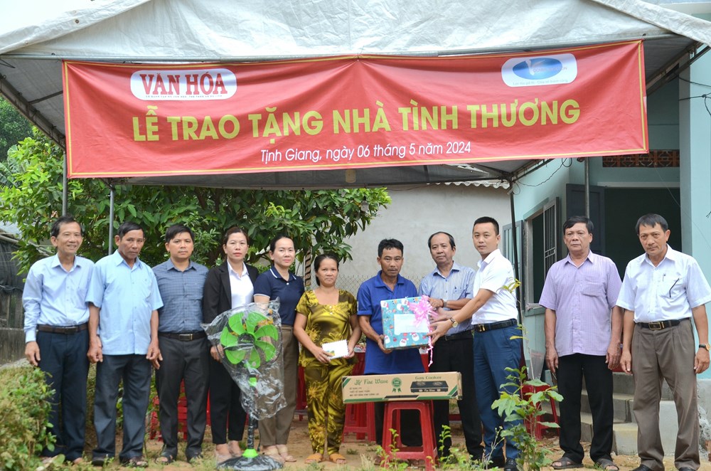 Trao nhà tình thương cho hộ nghèo xã Tịnh Giang